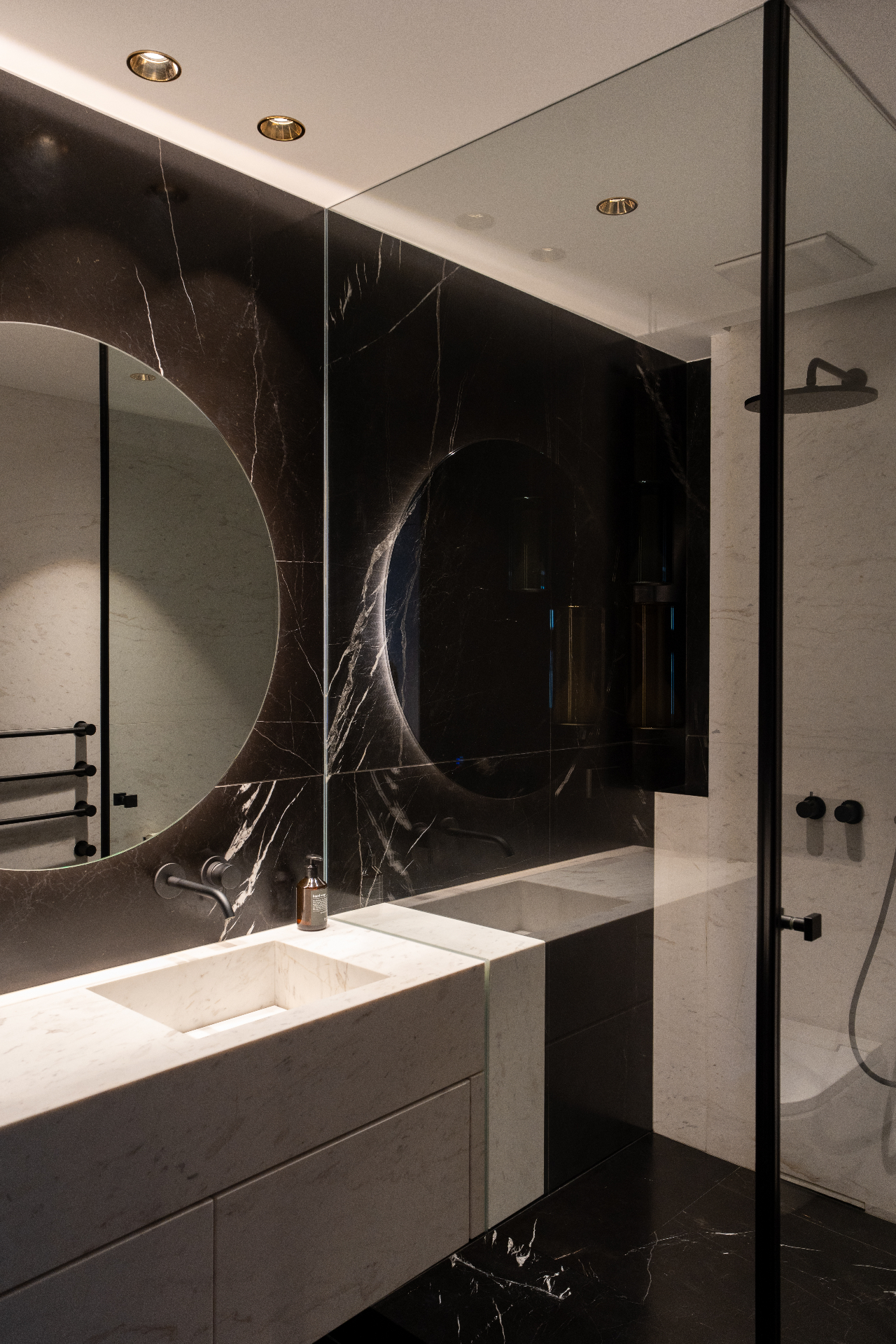 Schwarz-weißes Bad mit Dusche