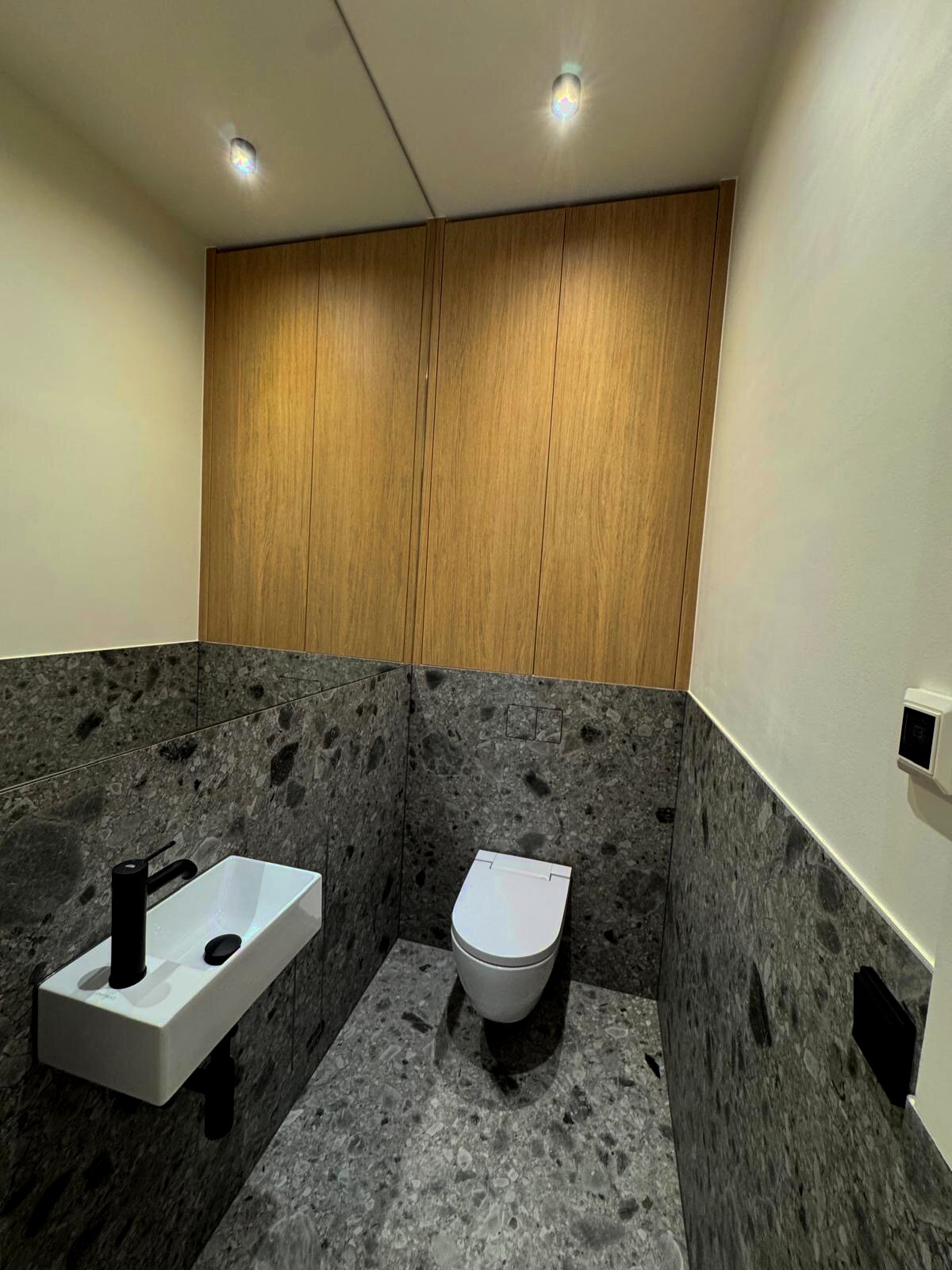 Gäste-WC mit Terrazzo und Eiche