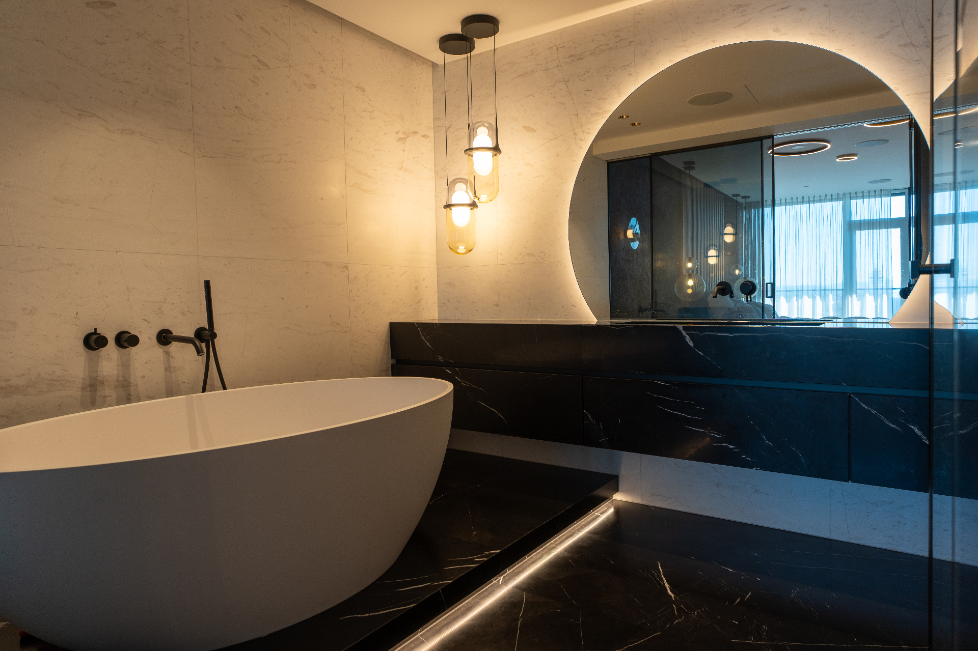 Freistehende Badewanne mit Rundspiegel
