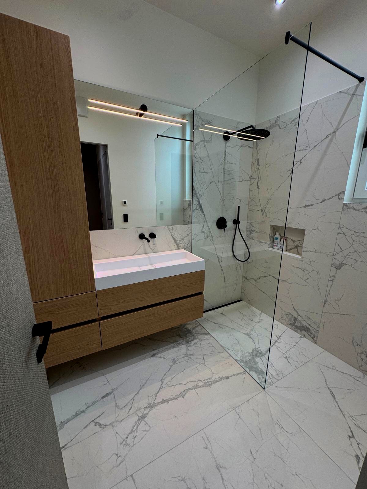Designbad mit Marmor-Walk-in-Dusche